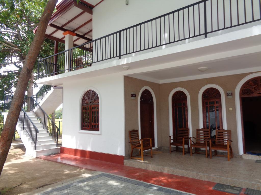 Man Guest Polonnaruwa Hotel Exterior photo