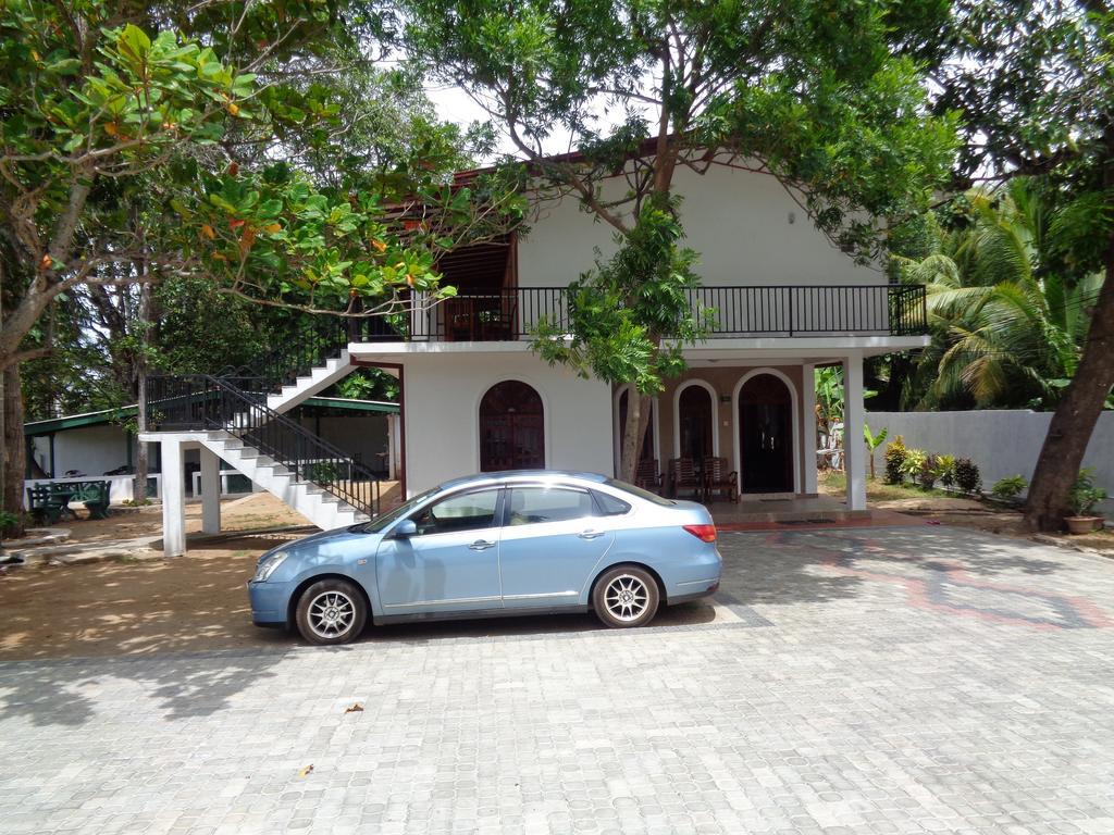 Man Guest Polonnaruwa Hotel Exterior photo