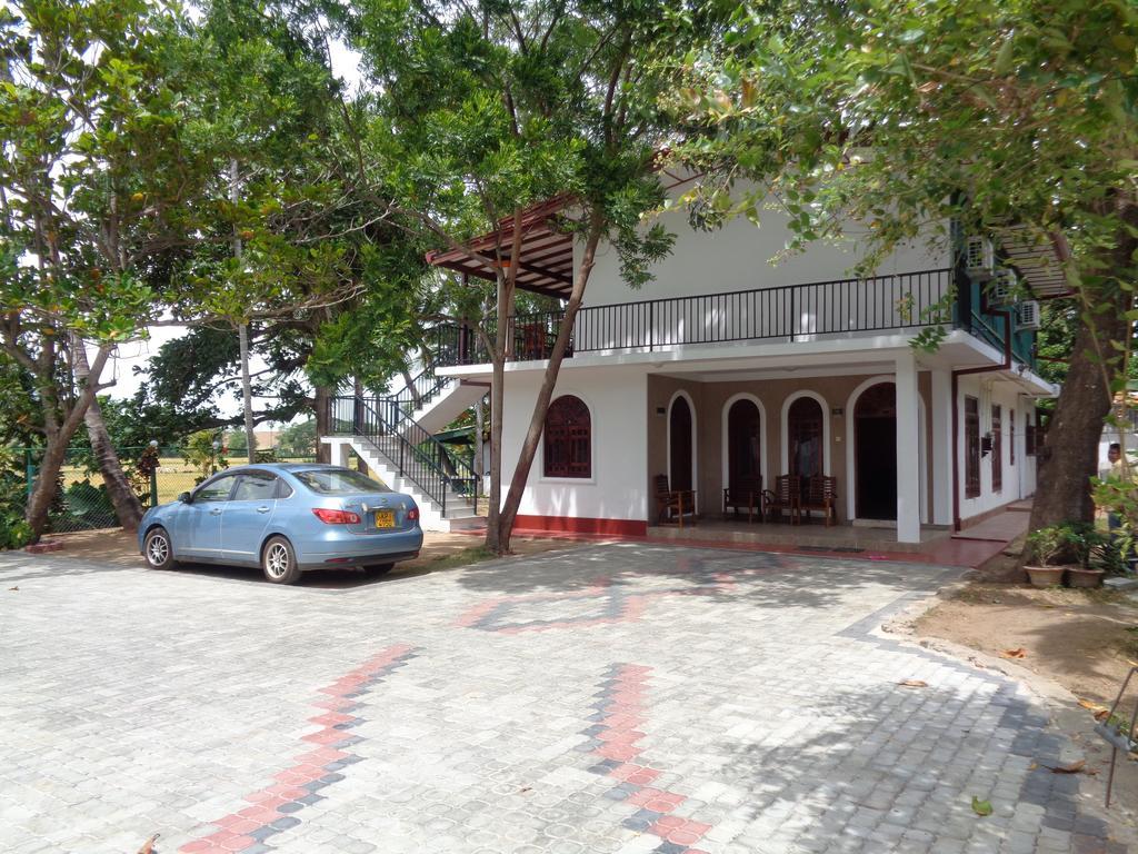 Man Guest Polonnaruwa Hotel Exterior photo