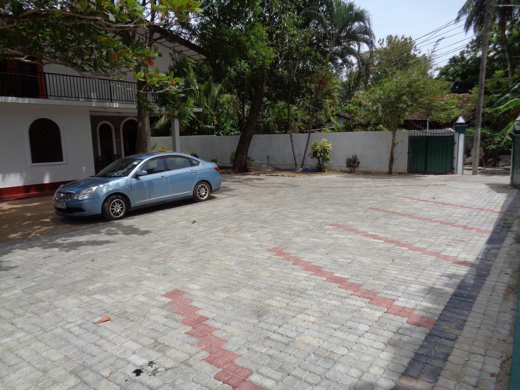 Man Guest Polonnaruwa Hotel Exterior photo