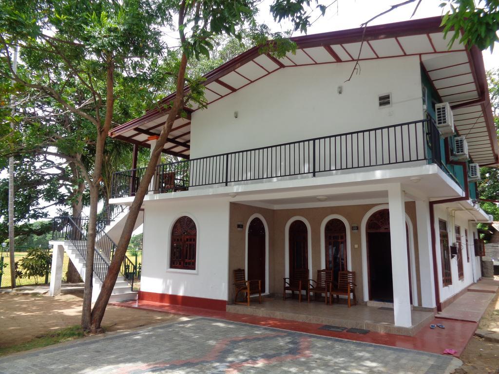 Man Guest Polonnaruwa Hotel Exterior photo