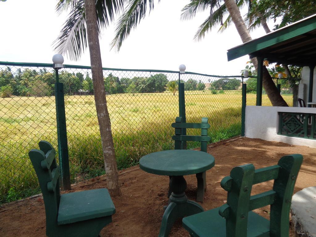 Man Guest Polonnaruwa Hotel Exterior photo